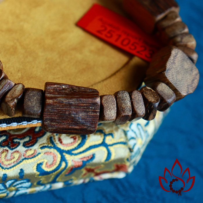 Vòng Trầm Hương Bất Quy Tắc | Mẫu 1 | Trầm Kiến Tự Nhiên